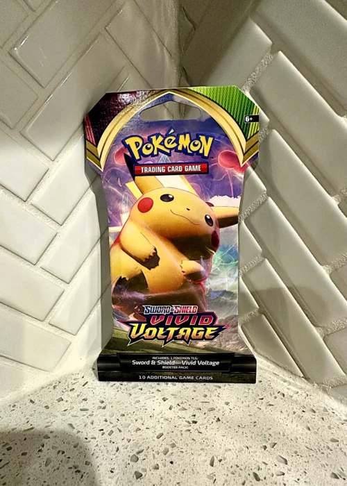 Pokémon TCG: Sword & Shield ~ Vivid Voltage Sleeved Booster Pack